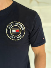 Carregar imagem no visualizador da galeria, Camiseta TH Básica Dtlh Bordado - Azul Marinho