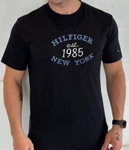 Carregar imagem no visualizador da galeria, Camiseta TH Estampado Dtlh 1985 - Preto