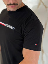 Carregar imagem no visualizador da galeria, Camiseta TH Estampado Dtlh Listra Centro - Preto