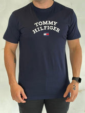 Carregar imagem no visualizador da galeria, Camiseta TH Estampado Logo Bordado - Azul Marinho