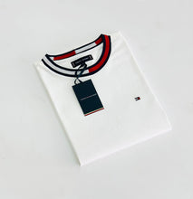 Carregar imagem no visualizador da galeria, Camiseta Básica TH - Branco Dtlh Gola