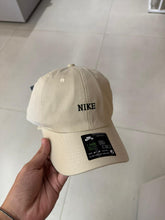 Carregar imagem no visualizador da galeria, Boné Nike - Areia