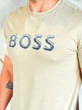 Carregar imagem no visualizador da galeria, Camiseta Estampada Boss - Bege Logo Centro