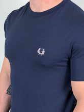 Carregar imagem no visualizador da galeria, Camiseta FP Básica - Azul Marinho Logo Rosa Bordado