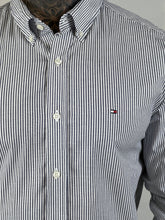 Carregar imagem no visualizador da galeria, Camisa Social TH Listrada - M/L - A. Marinho