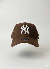 Carregar imagem no visualizador da galeria, Boné New York - Bege Logo Escrito