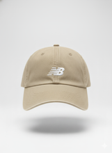 Carregar imagem no visualizador da galeria, Boné New Balance - Bege Logo Listra