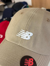 Carregar imagem no visualizador da galeria, Boné New Balance - Bege Logo Listra