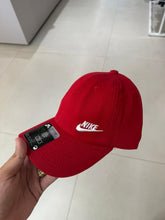 Carregar imagem no visualizador da galeria, Boné Nike - Vermelho Dtlh Lado