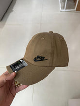 Carregar imagem no visualizador da galeria, Boné Nike - Bege Dtlh Lado