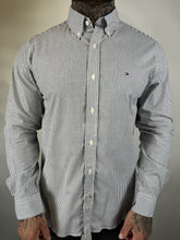 Carregar imagem no visualizador da galeria, Camisa Social TH Listrada - M/L - Preto