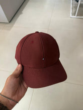 Carregar imagem no visualizador da galeria, Boné Tommy Hilfiger Básico - Vinho Logo Bordado