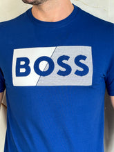 Carregar imagem no visualizador da galeria, Camiseta Estampada Boss - Azul Royal Logo Listra Centro