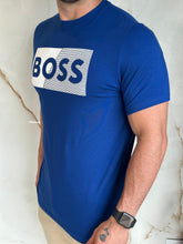 Carregar imagem no visualizador da galeria, Camiseta Estampada Boss - Azul Royal Logo Listra Centro