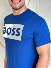 Carregar imagem no visualizador da galeria, Camiseta Estampada Boss - Azul Royal Logo Listra Centro