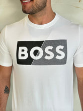 Carregar imagem no visualizador da galeria, Camiseta Estampada Boss - Branco Logo Listra Centro