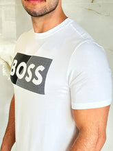 Carregar imagem no visualizador da galeria, Camiseta Estampada Boss - Branco Logo Listra Centro
