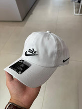 Carregar imagem no visualizador da galeria, Boné Nike - Branco Logo Preto