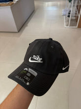 Carregar imagem no visualizador da galeria, Boné Nike - Cinza Chumbo Logo Branco