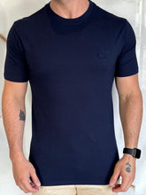 Carregar imagem no visualizador da galeria, Camiseta Básica LC - Azul Marinho Logo Bordado