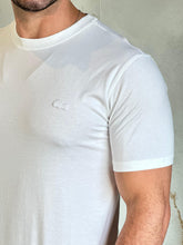 Carregar imagem no visualizador da galeria, Camiseta Básica LC - Branco Logo Bordado
