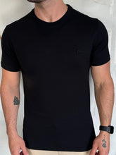 Carregar imagem no visualizador da galeria, Camiseta Básica LC - Preto Logo Bordado