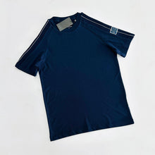 Carregar imagem no visualizador da galeria, Camiseta Básica EA - Azul Marinho Dtlh Ombro