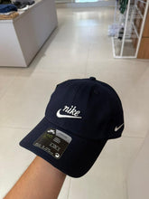Carregar imagem no visualizador da galeria, Boné Nike - A.Marinho Logo Branco
