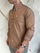 Carregar imagem no visualizador da galeria, Camisa Social RL Quadriculada M/L Tam.Especial - Caqui Logo Branco