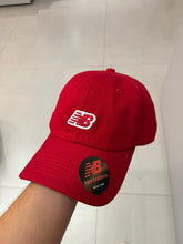 Carregar imagem no visualizador da galeria, Boné New Balance - Vermelho Logo Listra