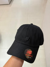Carregar imagem no visualizador da galeria, Boné New Balance - Preto Logo Listra