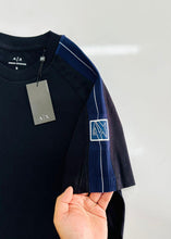 Carregar imagem no visualizador da galeria, Camiseta Básica EA - Preto Dtlh Ombro