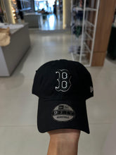 Carregar imagem no visualizador da galeria, BONÉ NEW ERA - Preto Logo Boston Branco