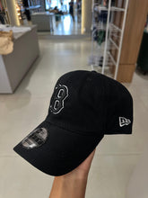 Carregar imagem no visualizador da galeria, BONÉ NEW ERA - Preto Logo Boston Branco