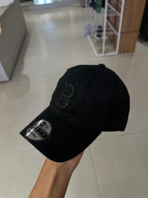 Carregar imagem no visualizador da galeria, BONÉ NEW ERA - Preto Logo Boston Mono