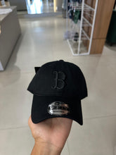 Carregar imagem no visualizador da galeria, BONÉ NEW ERA - Preto Logo Boston Mono