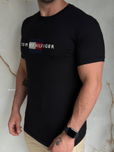 Carregar imagem no visualizador da galeria, Camiseta Estampada TH - Preto Dtlh Centro