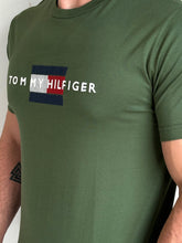 Carregar imagem no visualizador da galeria, Camiseta Estampada TH - Verde Musgo Dtlh Centro