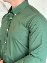 Carregar imagem no visualizador da galeria, Camisa Social RL Quadriculada M/L Tam.Especial - Verde Militar Logo Vermelho