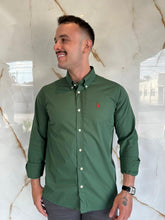 Carregar imagem no visualizador da galeria, Camisa Social RL Quadriculada M/L Tam.Especial - Verde Militar Logo Vermelho