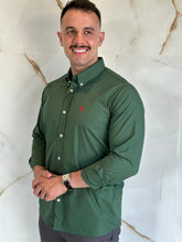 Carregar imagem no visualizador da galeria, Camisa Social RL Quadriculada M/L Tam.Especial - Verde Militar Logo Vermelho