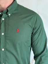 Carregar imagem no visualizador da galeria, Camisa Social RL Quadriculada M/L Tam.Especial - Verde Militar Logo Vermelho
