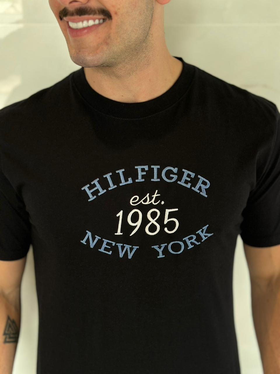 Camiseta TH Estampado Dtlh 1985 - Preto