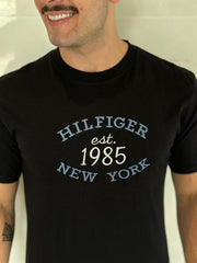 Camiseta TH Estampado Dtlh 1985 - Preto