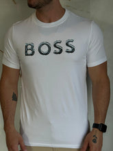 Carregar imagem no visualizador da galeria, Camiseta Estampada Boss - Branco Logo Centro

