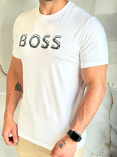 Carregar imagem no visualizador da galeria, Camiseta Estampada Boss - Branco Logo Centro
