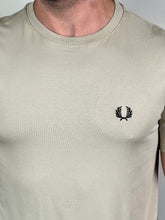Carregar imagem no visualizador da galeria, Camiseta FP Básica - Bege Logo Preto Bordado

