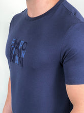 Carregar imagem no visualizador da galeria, Camiseta EA Estampada - Azul Marinho Logo Centro Escrito
