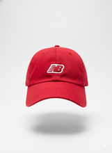 Carregar imagem no visualizador da galeria, Boné New Balance - Vermelho Logo Listra
