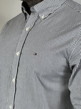 Carregar imagem no visualizador da galeria, Camisa Social TH Listrada - M/L - Preto
